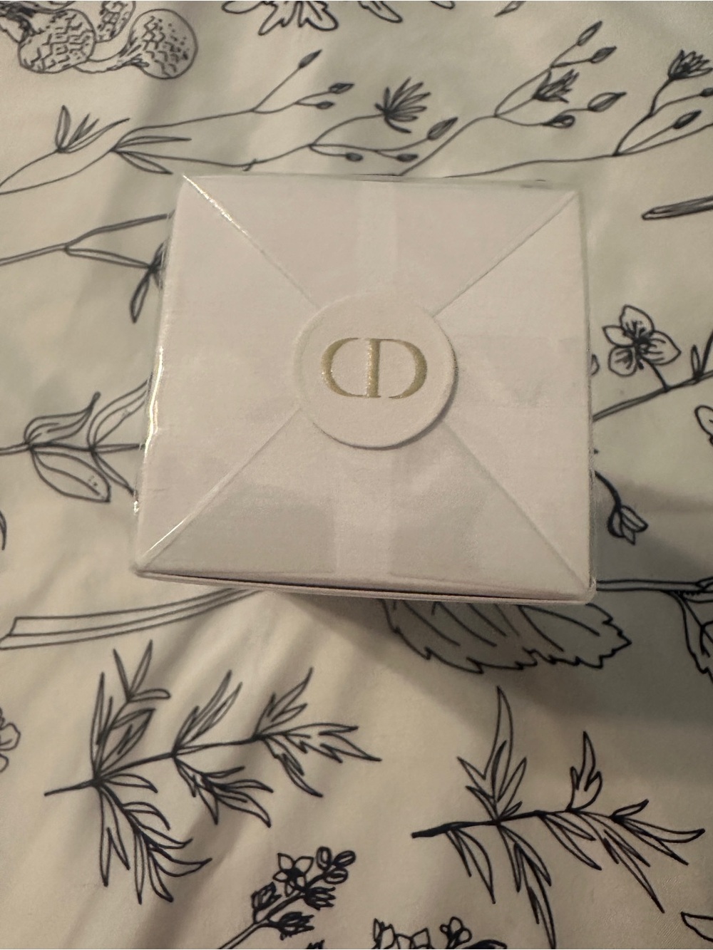 Dior Jadore Boxed Natural Spray — White & Gold Accents - Picture 4 of 4